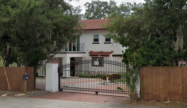 7 Bedroom Lakefront Rental w/Pool