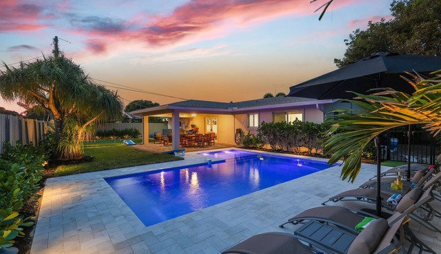 702B Lux Chapel Hill Beach Retreat: Heated Pool, Putting Green & Ping Pong Fun!