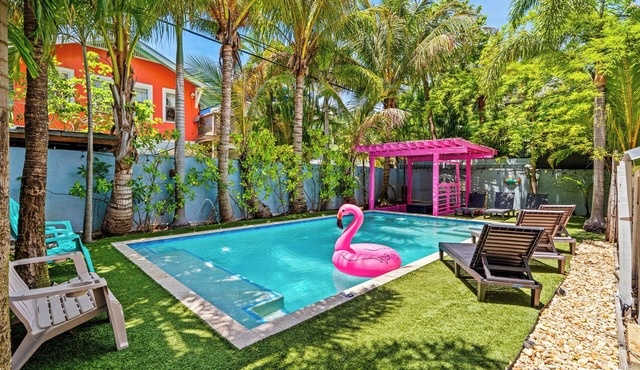 7BR Resort w/Heated Pool! .5 miles from Downtown!
