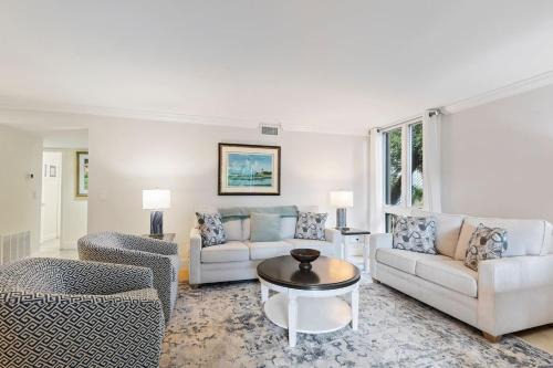 882 Ketch Court Harbour Town Sea Pines Resort 3BR Villa Walk to Marina Pool Access Hilton Head