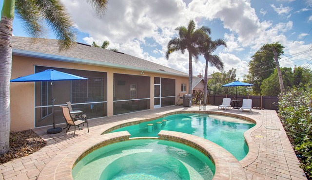 9 Mi to Downtown Fort Myers: Home w/Lanai + Grill