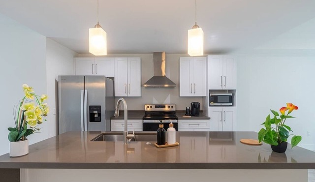 9BR Large Group Stay Three Apts Free Parking!