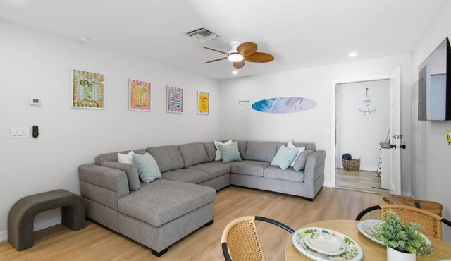 A&B Two Apt in a Triplex with 4 bedrooms and 2 bathrooms Near the Beach and 5th