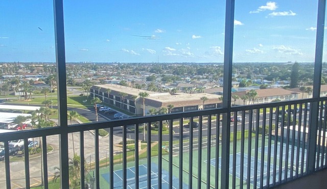 A beautiful 2 bedroom penthouse in Indian Harbour Beach with pool, tennis court…