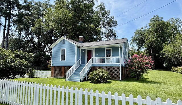 A Beautifully Kept Historic Retreat, Walking Distance to Downtown in Washington