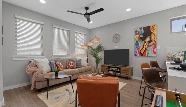 A la mode 2BDTownhouse: 7St Walkable & UltraCool!