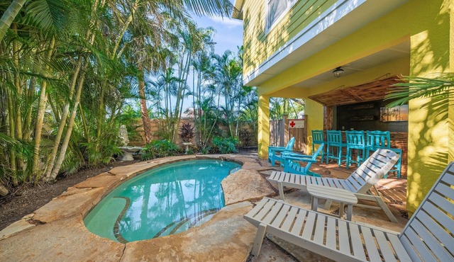 A Time Out: *Quaint Cottage *Heated Pool *Across the street from the Bay!