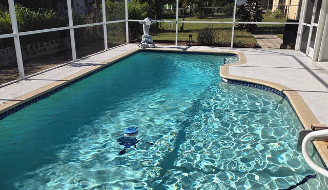 A Venetian Rest Stop: 3 bedroom 2 bath pool house!