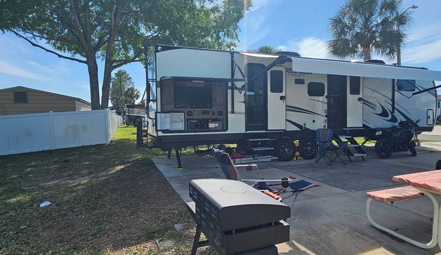 Adorable 2-bedroom camper the heart of Lutz