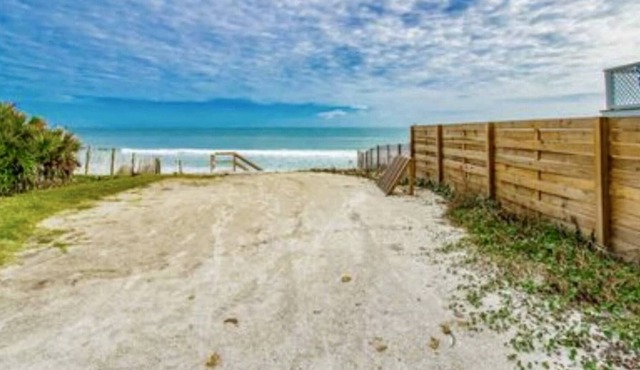 Adorable Beach Haus, walk to the beach and intercoastal.