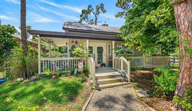 Adorable Estero Cottage - Heated Pool/Spa - Sauna