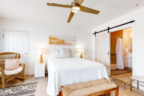 Adorable studio for two just steps from the beach - shared pool & tennis courts