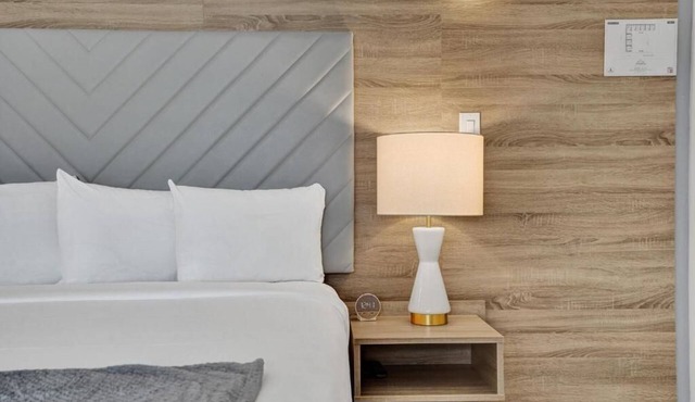 Affordable Chic Stay Near Lauderdale-by-the-Sea | 2BR Adult-only Suite
