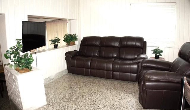 Affordable, Spacious, Family Friendly, 3 Queen Beds, Washer and Dryer, Long-Term Welcome
