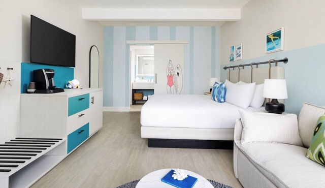 All-Day Fun in Key West |Lawn Games, Pools & Cabanas, Karaoke Fun, Free Shuttle
