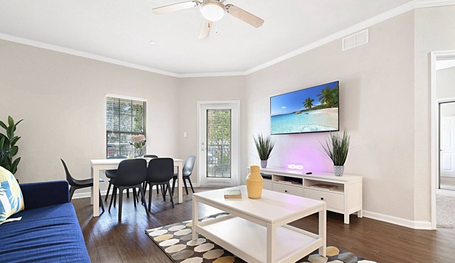 Amazing 3Bed/3Bath/King Bed/Central Location/Pool