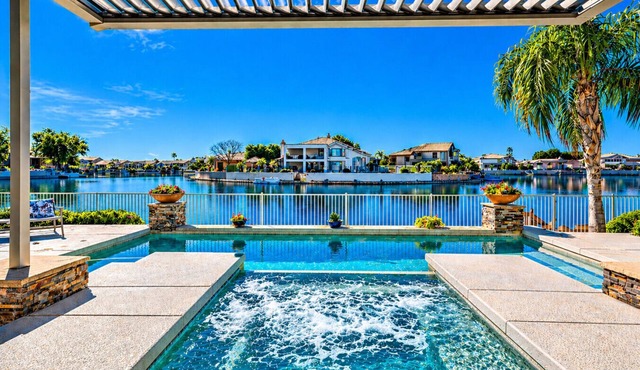 Amazing 4BR/3 Full bath Waterfront Heated Pool Spa + Boat private dock