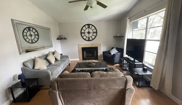 Amazing Pet-Friendly Condo with Pool Near Busch Gardens