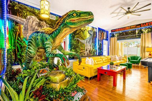 Animatronic Dinosaur, Star Wars Theater, Pool wCinema, 3 Kings, 5BR Near Disney