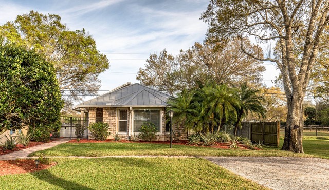 "Another Day in Paradise" Cozy, quaint 2-1 cottage in a serene relaxing setting