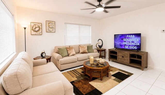 Apartment in Hollywood Beach, a 10-minute drive from the beach