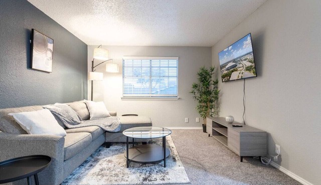 Arlington 1BR | AT&T, Globe Life, 6 Flags, Parking