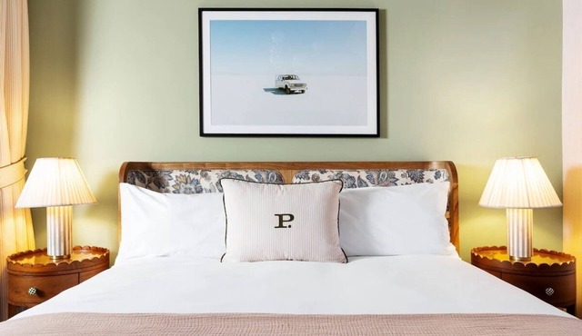 Art Deco Room With Kitchenette, Onsite Parking, Pets Are Welcome!