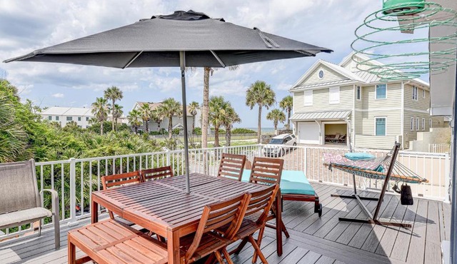 Atlantic Shores Getaway steps from Jax Beach Private House Pet Friendly Near to the Mayo Clinic - UNF - TPC Sawgrass - Convention Center - Shopping Malls - Under 3 Hours from DISNEY