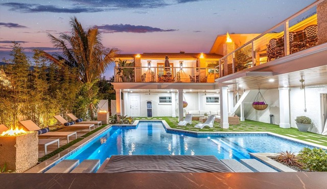 “Aura” 5min to beach- sleeps 20- pool with waterfall and fire features