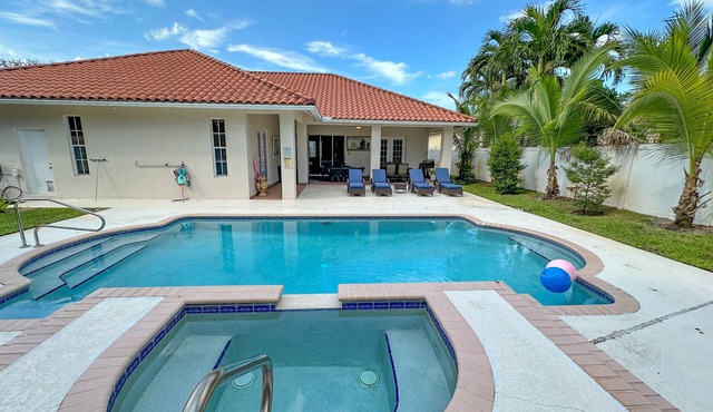 AURA PALMS - ELEGANT 5BR RETREAT WITH POOL & HOT TUB