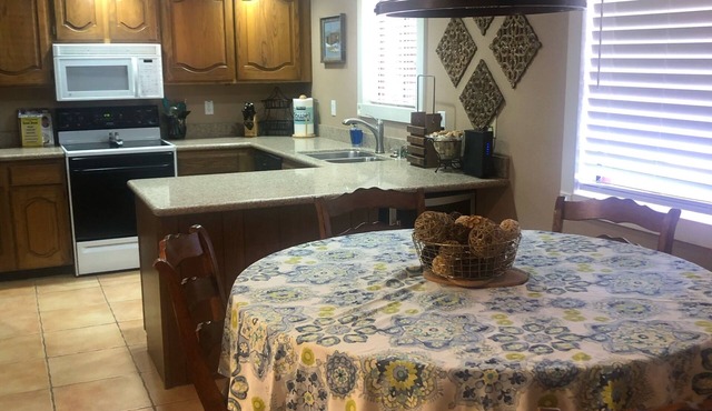 Available Now! -Utilities Included-Prime Spot!Pools- Spas-shopping-restaurant’s in Phoenix