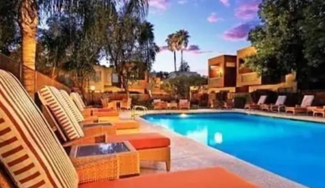 Awesome 2 BD/2 BA 1st flr condo close to Old Town!