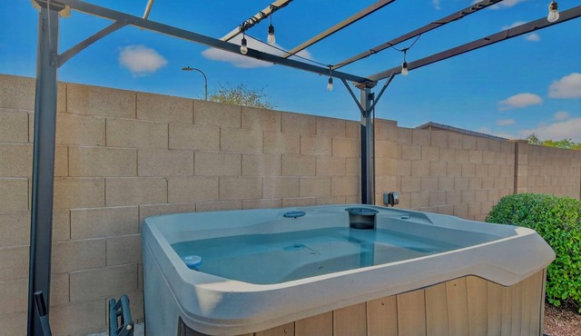 Backyard Oasis w/HotTub+Firepit 9 mins to Stadiums