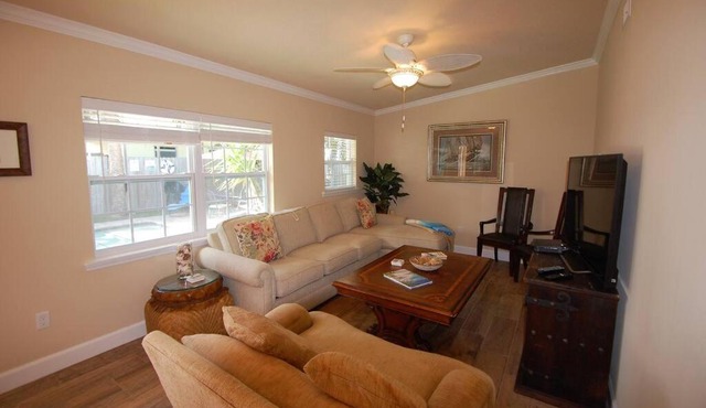 Bahamian Cottage - Heated Pool Walk to the Beach