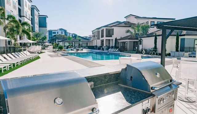 Barsala l Spacious 2BD, Heated Pool & Fitness