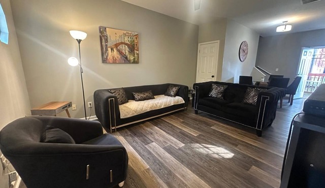 Basic 4BR 6Beds Home 15 Mins Airport ATL Sleeps 8