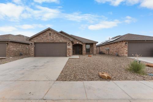 Basin Haven, King Suite, Clean Modern 3BR, Garage