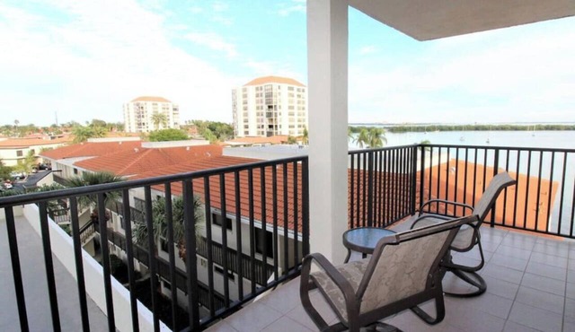 Bay Front Serenity: 4th Floor 2BD/2BA at Isla Del