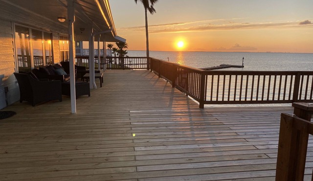 BAY FRONT WITH BOAT SLIP, SUNSET VIEWS, AWESOME FISHING with FISHING PIER
