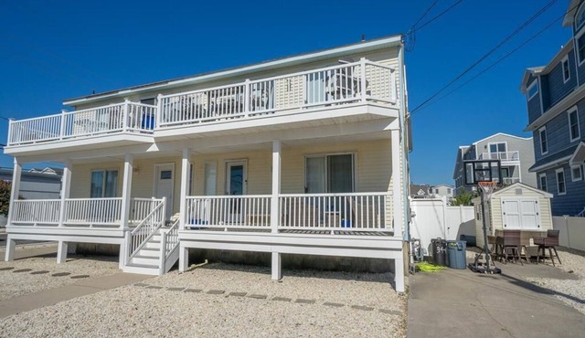 Beach Block and within walking distance to restaurants, shopping, and more!