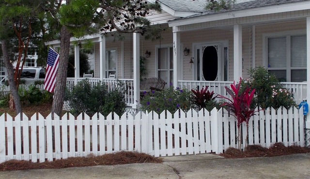 BEACH COTTAGE 3BR , GOLF CART W/HOUSE, PORCH SWING ,POOL 30 STEPS AWAY, PETS LOV