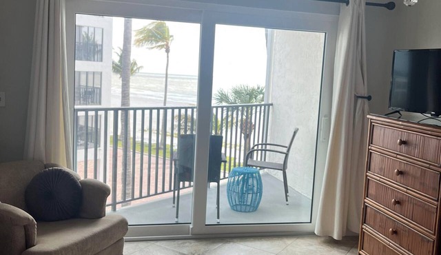Beach Front 1-bedroom condo mid island Fort Myers Beach