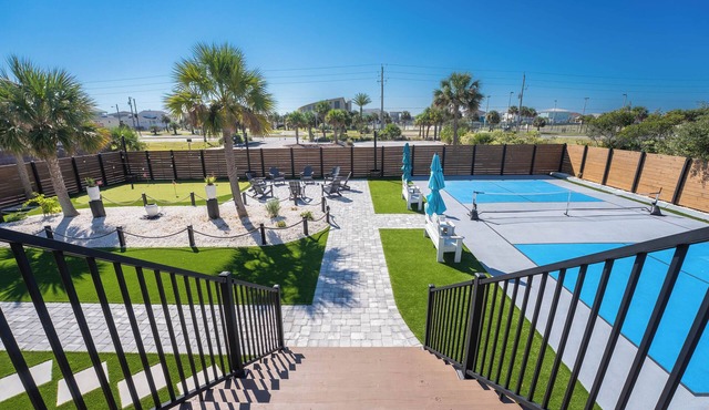 BEACH, PICKLEBALL, PUTTING GREEN, ELEVATOR, SLEEPS17