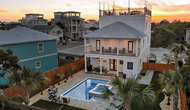Beach🏖️Service! Rooftop Deck-Private Pool-LSV (Golf Cart)-Bikes🚲-8BR Palm Paradi