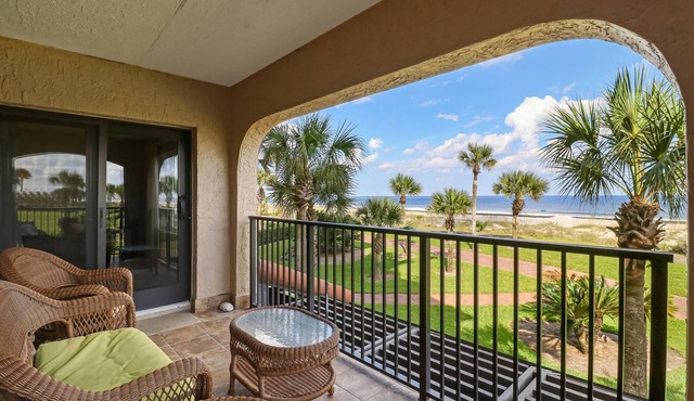 Beachfront condo with beach access, balcony, AC, pool & tennis
