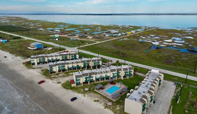 Beachfront One Bedroom Condo with a Pool/2 nights or 7 nights. Pet friendly!