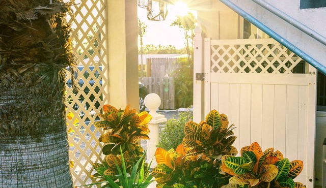 Beachside Gardens Apartments by Lowkl