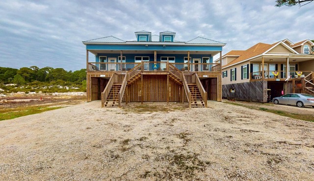 Beachview duplex with double lofts, balcony, W/D, Wifi