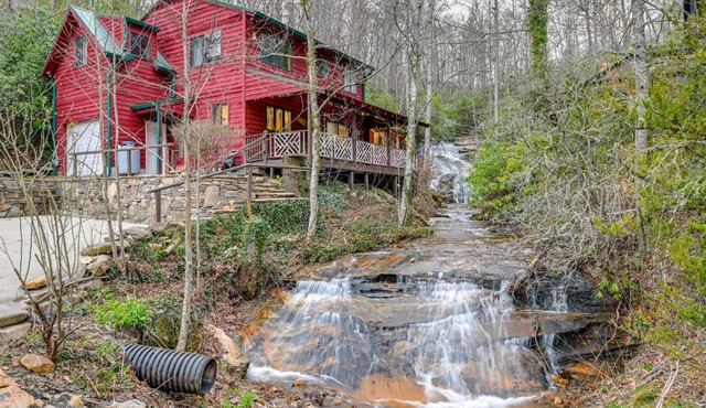 'Bearadise' Cabin w/Hot Tub at Hidden Gem Falls!