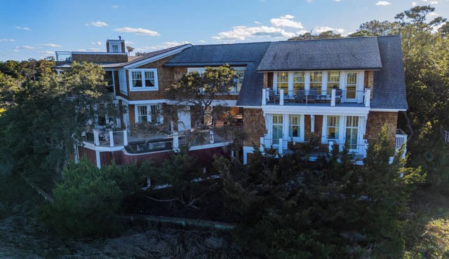 Beauitful marsh front, six bedroom home with infinity pool with hot tub. in Bald Head Island